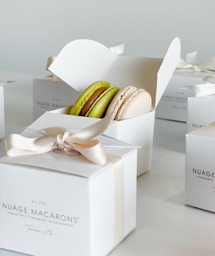 Cajas individuales Nuage con listón y dos macarons