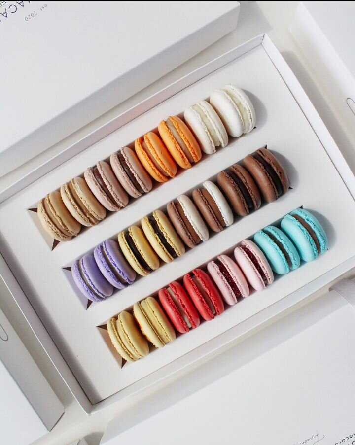 Caja de 24 macarons Nuage en tres filas de colores