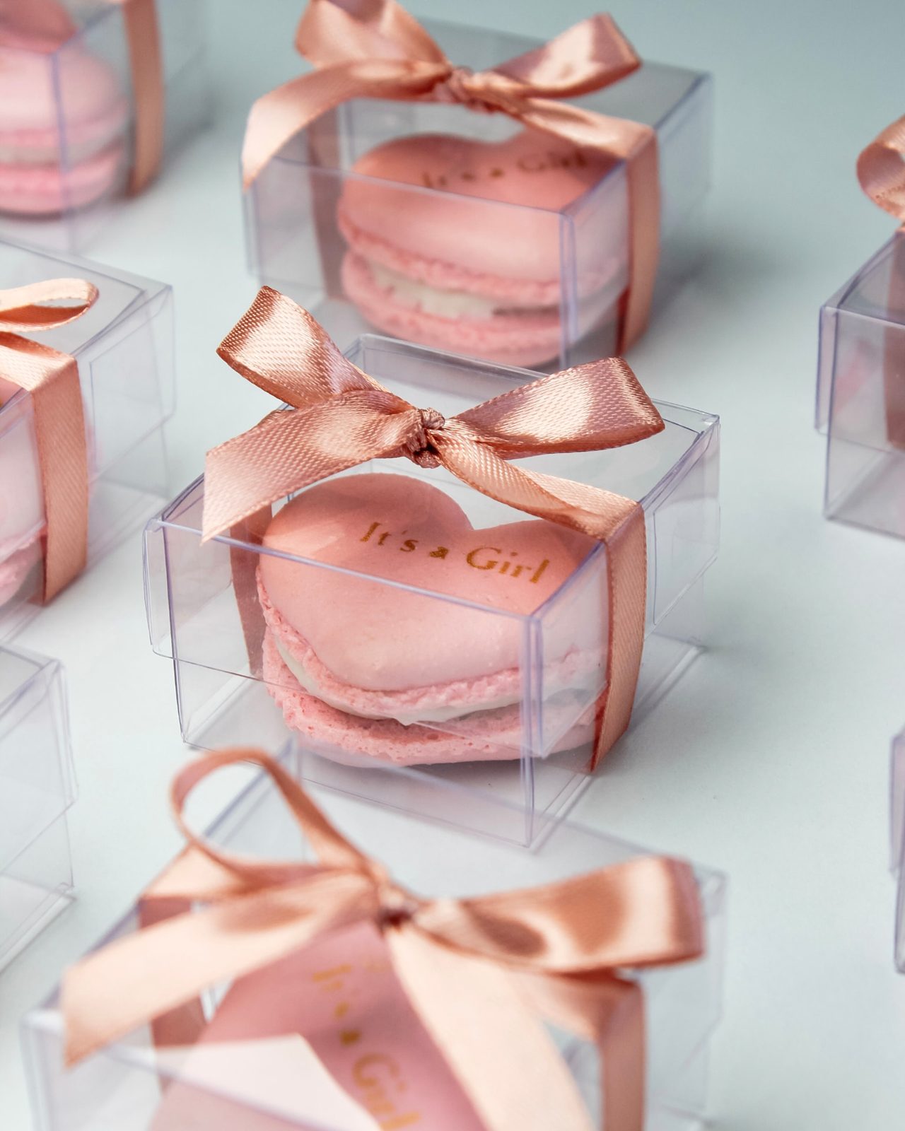 Macarons de corazón en cajas individuales con listón