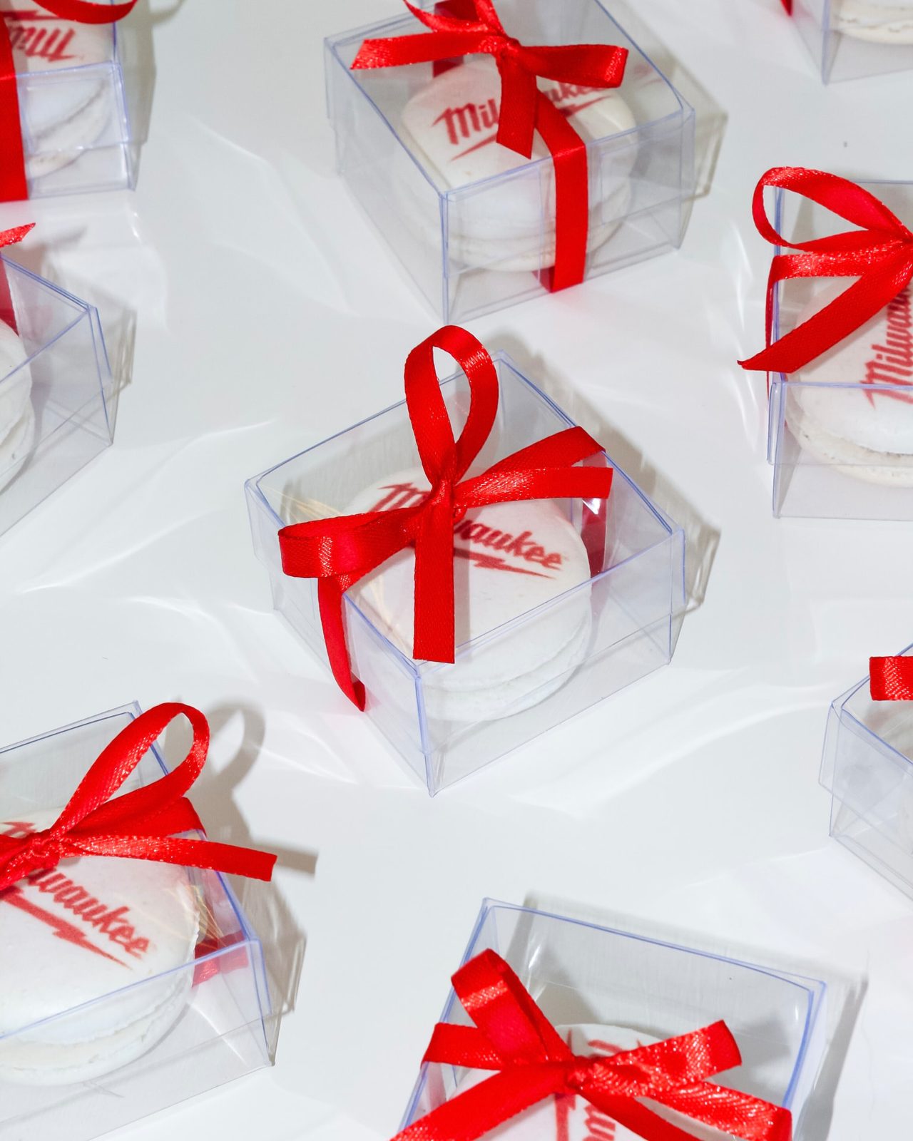 Macarons personalizados en cajas individuales con listón rojo